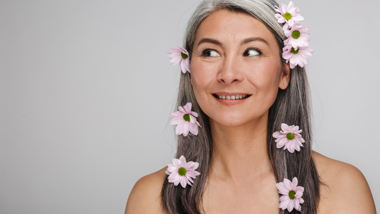 Schönheitsgeheimnisse für das Haar im Alter: Tipps gegen Haarausfall und graue Haare