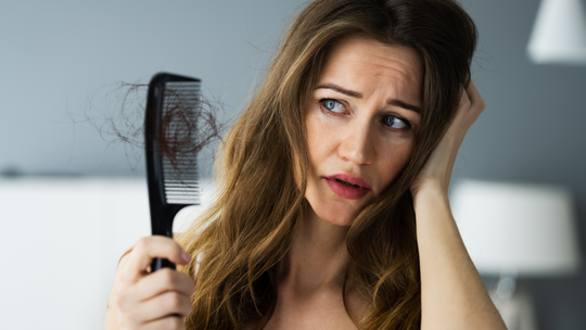 Von der Wurzel bis zur Spitze: Effektive Ansätze zur Vorbeugung und Behandlung von Haarausfall